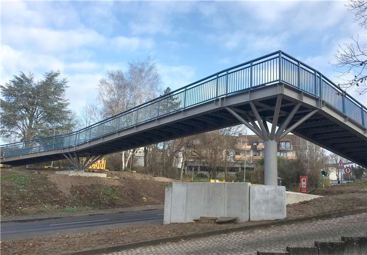 Die neue Fußgängerbrücke über die Balthasar-Neumann-Straße im Koblenzer Stadtteil Pfaffendorfer Höhe.Quelle: Stadt Koblenz