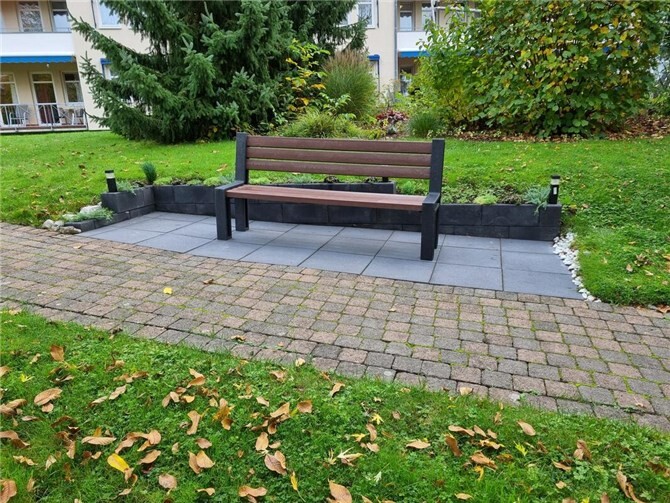 Die neue Gartenbank im Caritas-Altenzentrum St. Josef Arzbach – ein Platz zum Verweilen, Reden und Erinnern. Foto: Caritasverband WWRL