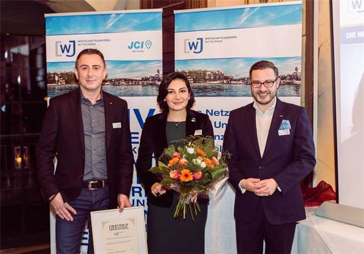 Die neue Geschäftsführerin der Wirtschaftsjunioren Mittelrhein: Gülfidan Karasakal (Mitte).