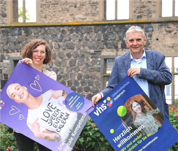 Die neue Geschäftsführerin der vhs Andernach, Julia Dormayer, und Bürgermeister Claus Peitz stellen das Programm für das Herbstsemester vor. Foto: Stadt Andernach/Maurer