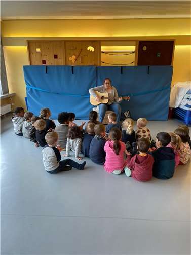 Die neue Gitarre wurde direkt im Singkreis ausprobiert.  Foto: privat