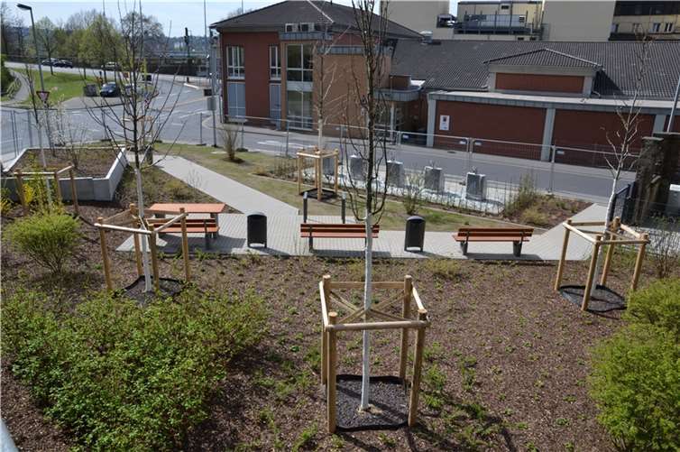 Die neue Grünfläche zwischen Kolonnenweg und Im Teichert lädt zum Verweilen ein - und sorgt für einen freundlichen Empfang am südlichen Ortseingang von Ehrenbreitstein. Jetzt wurde die Fläche offiziell an die Öffentlichkeit übergeben. Foto: Stadt Koblenz/Groß