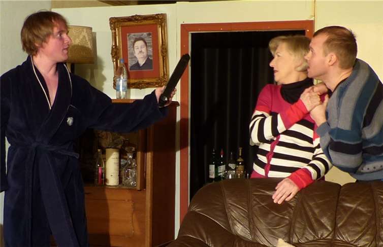 Die neue Hilfe der "Nackputzer"sorgt für Aufregung und Widerstand im Haus.Privat