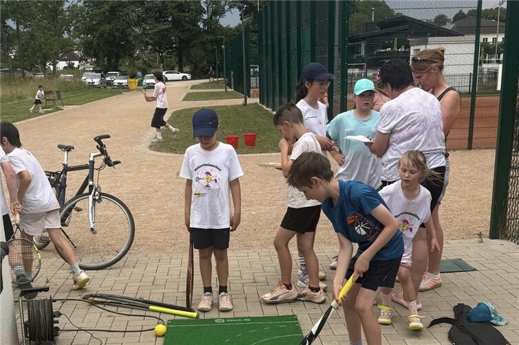 Die neue Hockey-Reaktionsmatte - die Jugend war sofort Feuer und Flamme