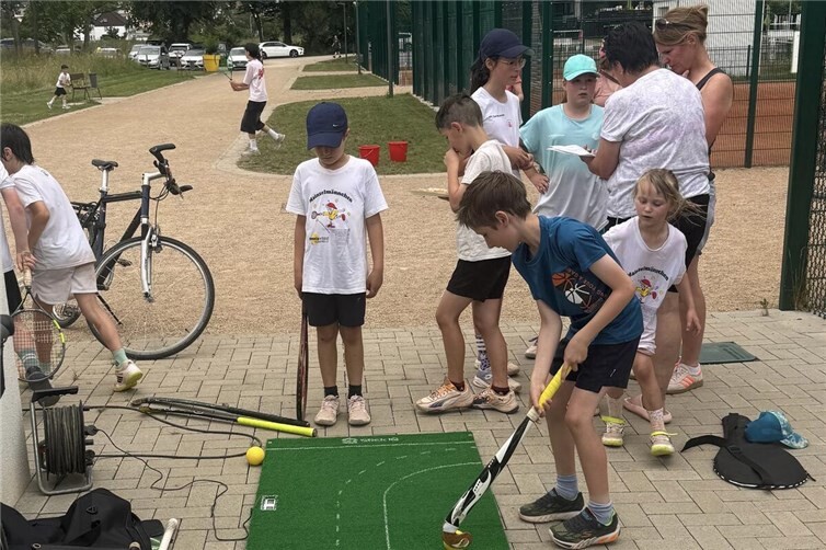 Die neue Hockey-Reaktionsmatte - die Jugend war sofort Feuer und Flamme.
