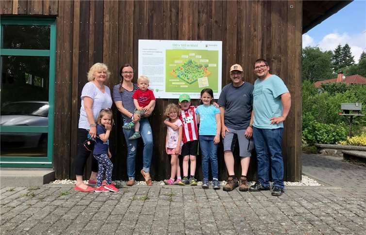 Die neue Informationstafel am Bürgerhaus in Plittersdorf in der Eifel.  Katja Hartig