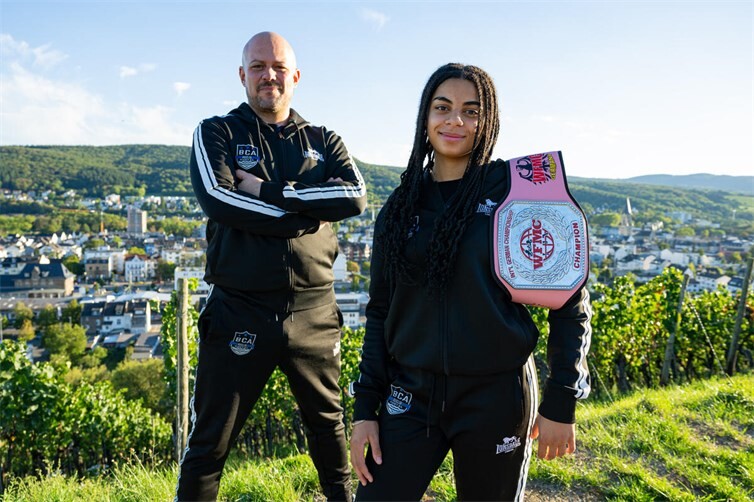 Die neue Internationale Deutsche Meisterin (WFMC) Joy Imeh mit ihrem Trainer David Boskovic (li.)