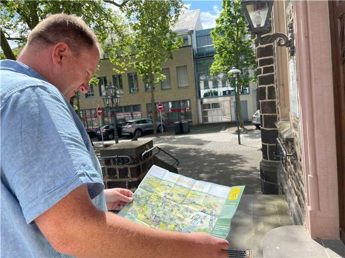 Die neue Karte passt zusammengeklappt in die Hosentasche.  Foto: VG Maifeld