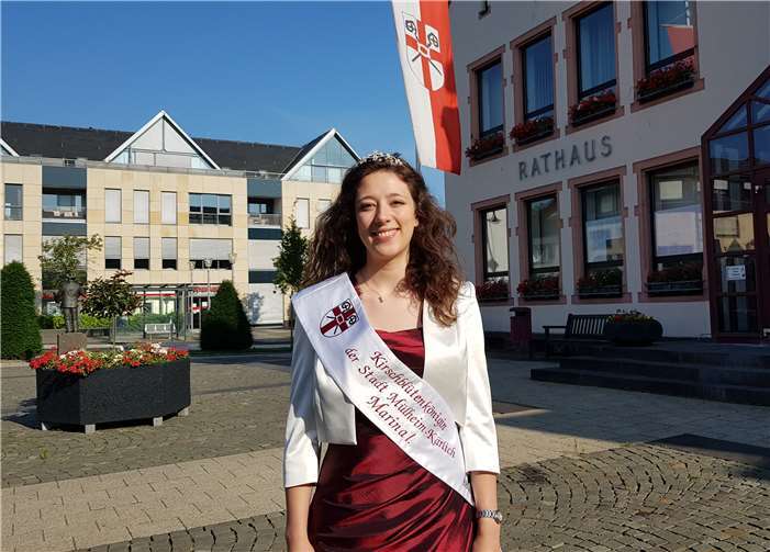 Die neue Kirschblütenkönigin der Stadt Mülheim-Kärlich heißt Marina I. (Marina Ebeling). Die 23jährige Mülheim-Kärlicherin freut sich auf ihre neue Aufgabe. Fotos: KH