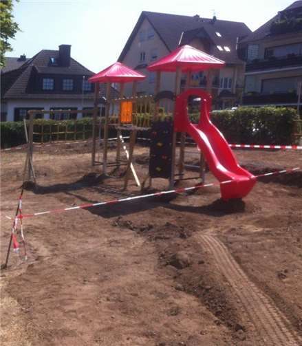 Die neue Kletterburg wurde nun installiert. privat