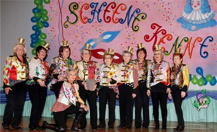 Die neue Kreiswackesträgerin, Obermöhne Elsbeth Müller mit dem „Wackes“ im Kreise ihres Vorstandes.privat