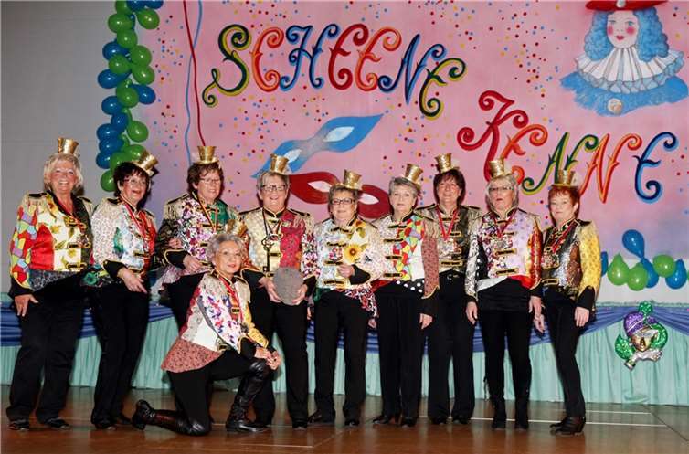 Die neue Kreiswackesträgerin, Obermöhne Elsbeth Müller mit dem „Wackes“ im Kreise ihres Vorstandes.privat