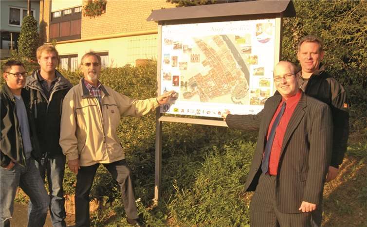 Die neue Kripper Info-Tafel beinhaltet nun auch das lokale Martinsfeuer.privat