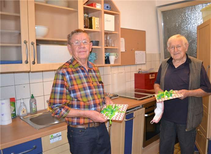 Die neue Küche in der Tafelausgabestelle Sinzig sieht fast wie neu aus. Zufrieden mit dem Ergebnis sind die beiden handwerklichen Zauberkünstler (von links) Friedrich Pörzgen und Gottfried Nonnast.