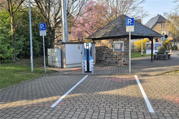 Die neue Ladesäule mit den beiden Parkplätzen für E-Autos