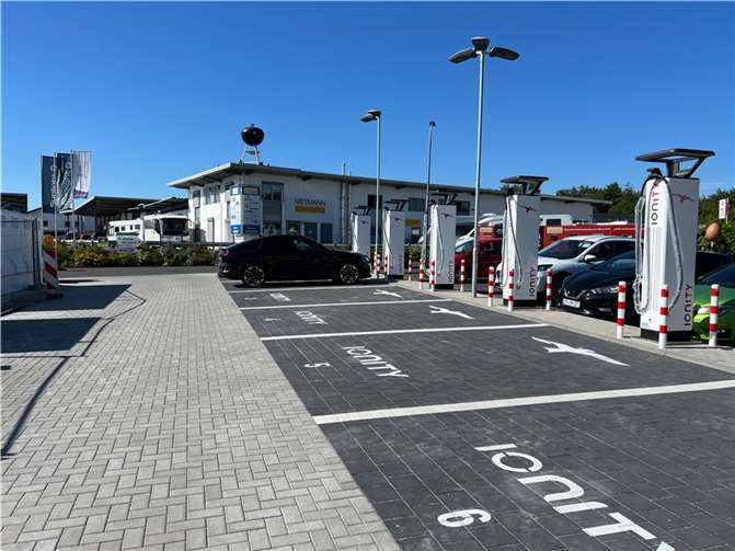 Die neue Ladestation ermöglicht es Fahrern von Elektrofahrzeugen, ihre Fahrzeuge schnell, zuverlässig und bequem aufzuladen.  Foto: Centro24