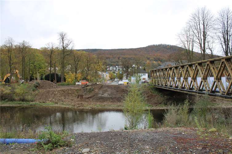 Die neue Landgrafenbrücke entsteht auf der alten Brückentrasse. Während der Bauarbeiten kann die bestehende, provisorische Brücke weiter genutzt werden.