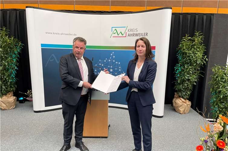 Der Kreis Ahrweiler hat eine Landrätin Die neue Landrätin Cornelia Weigand wurde soeben vom Kreisbeigeordneten Friedhelm Münch vereidigt. Foto: - ROB -