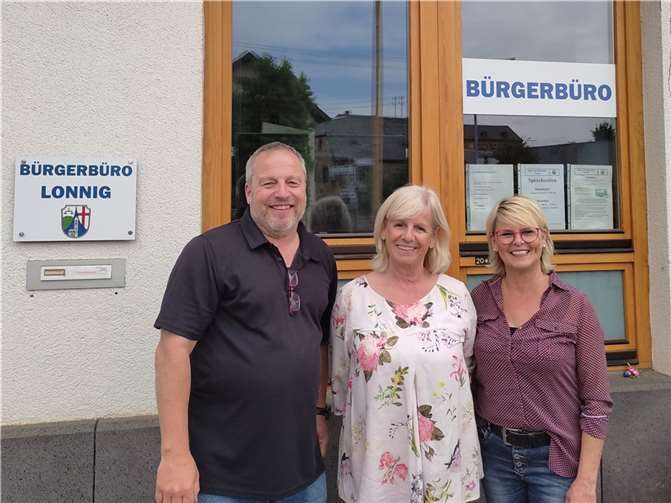 Die neue Leiterin des Bürgerbüro Lonnig (Mitte), mit Ortsbürgermeister und 2. Beigeordneter. Foto: privat