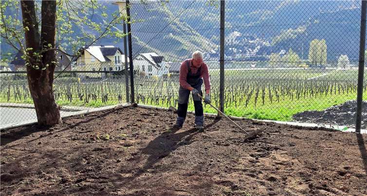 Die neue Liegefläche wird vorbereitet.