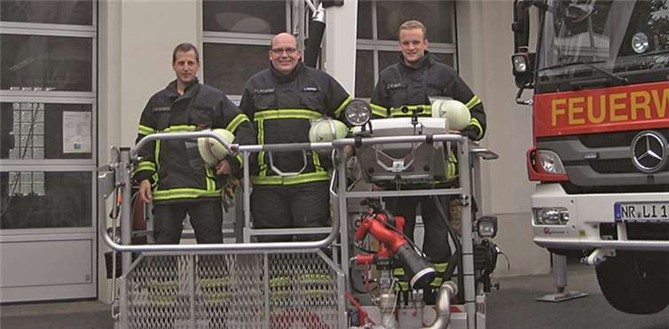 Die neue Linzer Wehrführung setzt sich aus Wehrführer Lars Pörzgen und seinen Stellvertreter Martin Wengert (li) und Florian Runkel (re) zusammen. privat