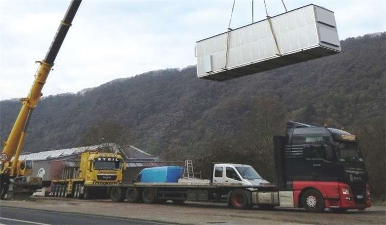 Die neue Lüftungsanlage wird installiert.Privat