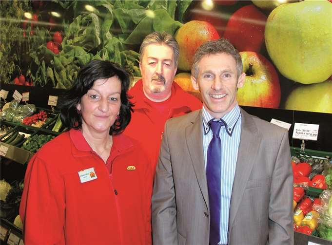 Die neue Marktleiterin Sylvia Mies, ihr Stellvertreter Frank Volberg sowie Franz Josef Bell, Mitglied der Geschäftsführung der St. Raphael CAB, .St. Raphael CAB