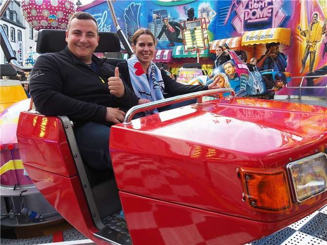 „Endlech widda Lauxmaat“ Die neue Marktmeisterin Yvonne Müller (re.) und ihr Stellvertreter Bastian Kirch feierten ihren „Einstand“ beim diesjährigen Lukasmarkt.