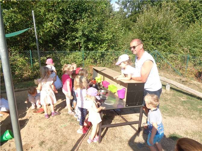 Die neue Matschküche wurde sofort in Betrieb genommen. Quelle: VG Puderbach