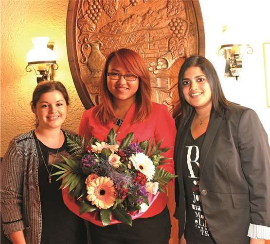Die neue Mayschoßer Weinkönigin Fan Schumacher, eingerahmt von den beiden Weinprinzessinnen Elena Metzinger (l.) und Shameena Zedler. BÜN
