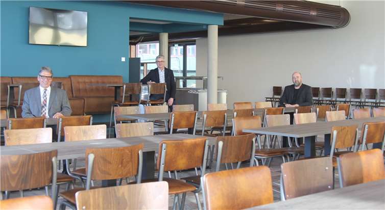 Die neue Mensa an der Heinrich-Roth-Realschule plus in Montabaur ist fertig. Kurz vor Schulstart besichtigten (v.l.) Andree Stein, der Erste Beigeordnete der VG Montabaur, Schulleiter Franz-Josef Gerz und Architekt Konstantin Hartenstein den Neubau. Foto: privat