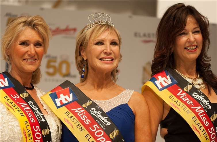 Die neue „Miss 50plus Germany“ Martina Selke eingerahmt von der Zweitplatzierten Iris Wagler (r.) und der dritten Siegerin, Angela Meisel aus Bayern.