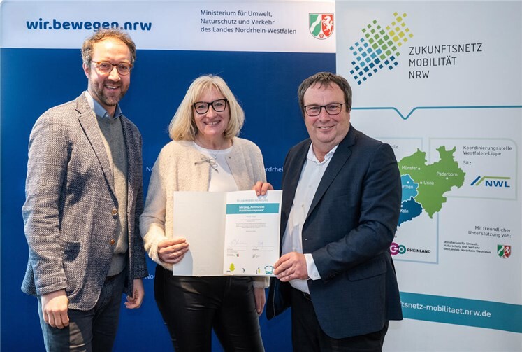 Die neue Mobilitätsmanagerin des Rhein-Sieg-Kreises, Nicole Haupt (Mitte) mit Oliver Krischer, Minister für Umwelt, Naturschutz und Verkehr des Landes Nordrhein-Westfalen (rechts), und Christoph Overs, Geschäftsstellenleiter des Zukunftsnetz Mobilität NRW (links).Foto: MUNV NRW / Caroline Seidel