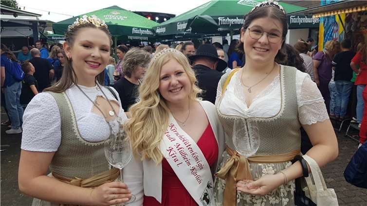 Die neue Mülheim-Kärlicher Kirschblütenkönigin Kira Maier (Mitte) gemeinsam mit den Gülser Blütenköniginnen Julia Nell (re.) und Josephine Weber. Fotos: KH