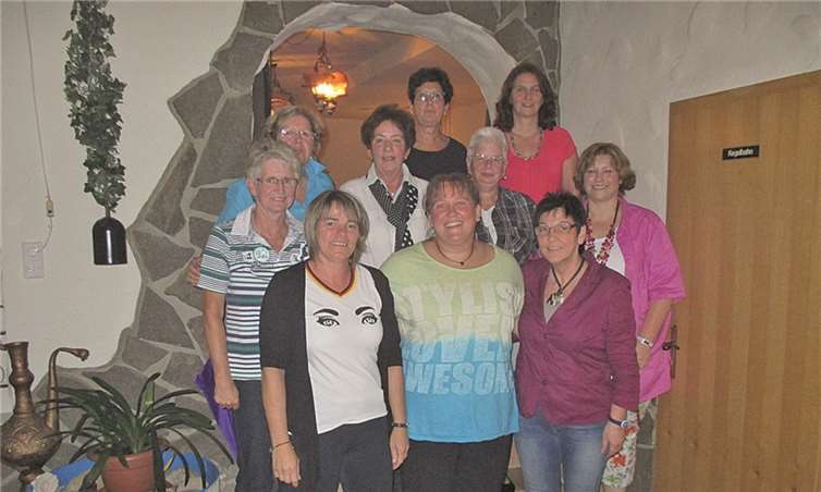 Die neue Obermöhn Annika Müller (v.M), wurde zusammen mit ihren Ehrendamen Trixi Wingender (v.l.) und Karin Friemel (v.r.) vom Vorstand des Möhnenvereins Mülhofen e.V. ihrer Wahl beglückwünscht.privat