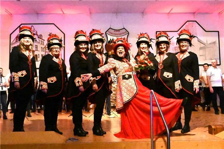 Die neue Obermöhn Nicole I. vom Kesselemmer Wierschtje zum Münsterer Viehelsche mit ihrem siebenköpfigen Gefolge.  Fotos:SK