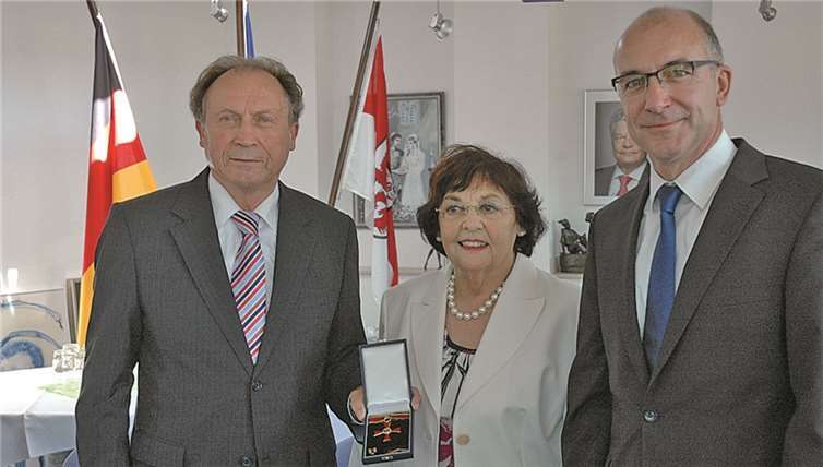 Die neue Ordensträgerin Christel Schmitt mit Vize-Landrat Rolf Bausch und Bürgermeister Bernd Spilles. RFW