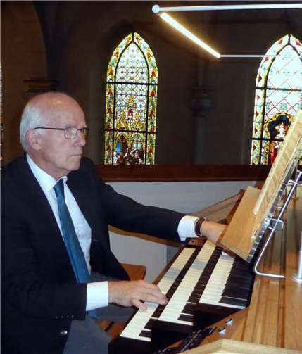 Neue „Königin der Instrumente“ sorgt für guten Ton im Eifeldom Die neue Orgel findet sofort ihre „Freunde“, auch Prof. Dr. Johannes Geffert aus Langscheid.