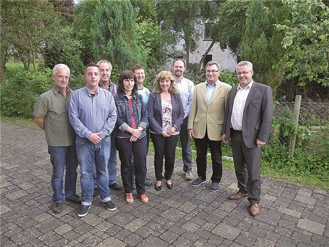 Die neue Ortsbürgermeisterin Annette Miesen mit ihrem Rat sowie dem scheidenden Ortsbürgermeister Bernd Brachtendorf und Bürgermeister Albert Jung. privat