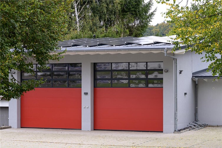 Die neue PV-Anlage auf dem Dach des im Jahr 2023 errichteten Feuerwehrgerätehauses in Leuterod trägt erheblich zur Reduzierung des Verbrauchs fossiler Brennstoffe bei.