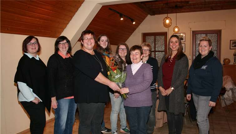 Die neue Pfarrgemeinderatsvorsitzende Bärbel Kalmund dankte gemeinsam mit dem neuen Pfarrgemeinderat Marlene Philippi für ihre 16-jährige Tätigkeit als Pfarrgemeinderatsvorsitzende.-wer