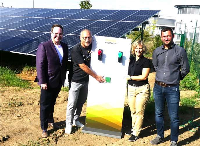 Die neue Photovoltaik-Anlage bei Niesmann+Bischoff ging ans Netz. (V.l.) Kreisbeigeordneter Pascal Badziong, Geschäftsführer Hubert Brandl, Ministerin Katrin Eder und Projektleiter Frank Fugmann.  Fotos: TE