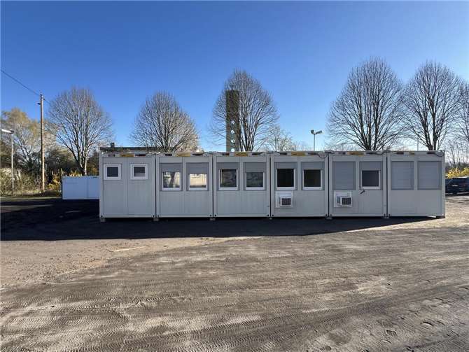 Die neue Rettungswache ist eine Containerwache, die nur übergangsweise für zwei bis drei Jahre ihren Platz neben dem Gemeindehaus hat.
