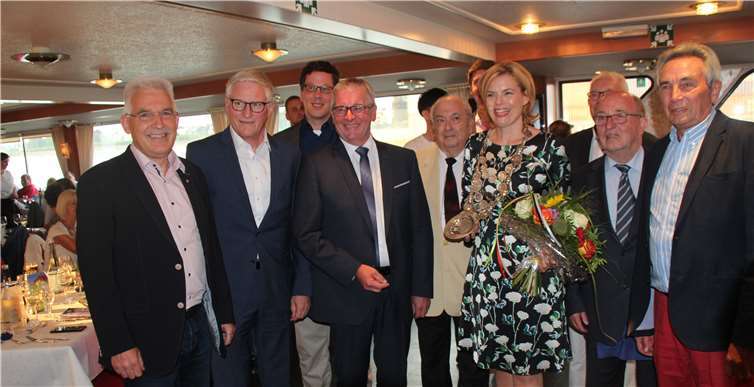 Bundesministerin Julia Klöckner wird zur Kulinarischen Ritterin geschlagen Die neue Ritterin Julia Klöckner im Kreise einiger ihrer Vorgänger.