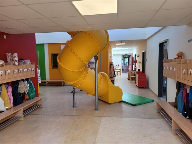 Die neue Rutsche gehört zu den Attraktionen des umgebauten Altbaus.