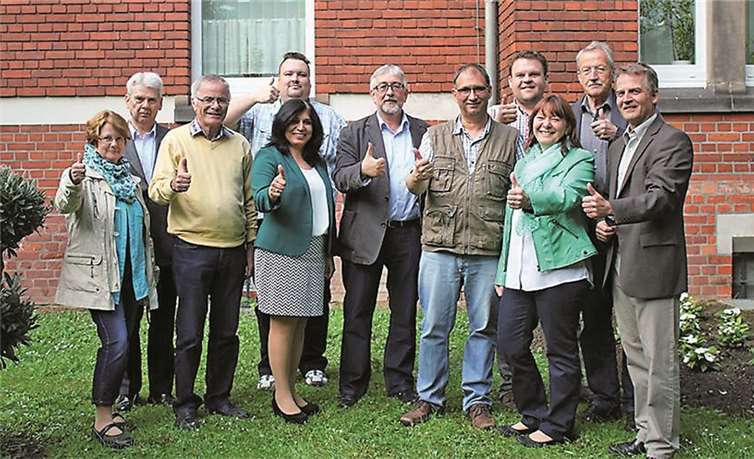 Die neue SPD-Fraktion im Bendorfer Stadtrat und der Bürgermeisterkandidat Karl-Rudolf Goergen: (Von links) Edeltrud Goergen, Franz-Gerd Kraemer, Peter Kirst, Michael Kragt, Zeynep Begen, Karl-Rudolf Goergen, Manfred Bauer, Christoph Mohr, Claudia Thomas, Bernd Pohlmann und Hartmut Bernd (Thomas Rasch fehlt). privat