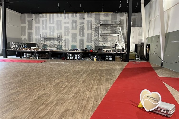 Die neue SWN-Veranstaltungshalle „DEICHHERZ“ könnte bis Ostern fertig sein. Die große Bühne steht bereits.Foto: Maxie Meier/SWN