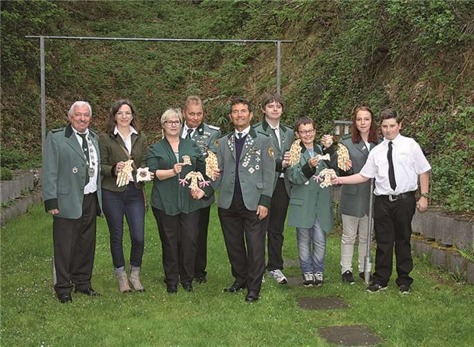 Die neue Schützenkönigin Claudia Ising (2.v.l.) und der neue Jungschützenkönig Nico D’Avis (3.v.r.) im Kreise der Untertanen. privat