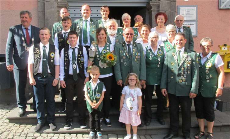 Die neue Schützenkönigin Melanie Diel mit Vertretern der Cochemer Schützengesellschaft beim Empfang am Rathaus.Privat