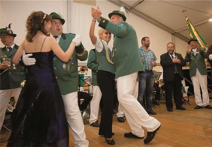 Die neue Schützenkönigin Tatjana Zimmermann beim Königstanz mit Verbandsbürgermeister Fred Pretz.